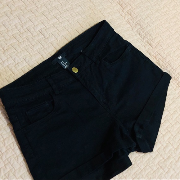 H&M Pants - H&M black Jean Shorts—Size 6